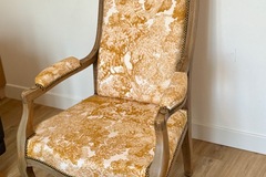 Vente avec paiement en ligne: Fauteuil Voltaire, rénové à la main chêne clair et tissu Thevenon