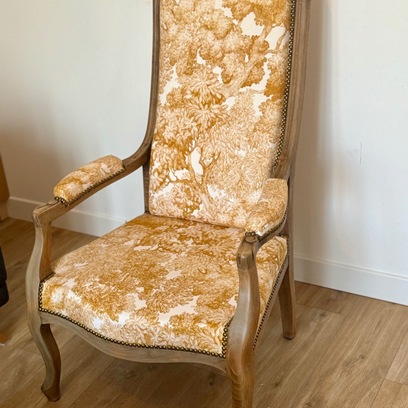 Vente avec paiement en ligne: Fauteuil Voltaire, rénové à la main chêne clair et tissu Thevenon