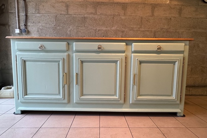 Buffet en chêne relooké vert sauge et poignées dorées