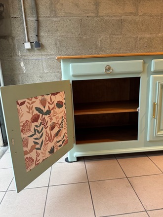 Buffet en chêne relooké vert sauge et poignées dorées