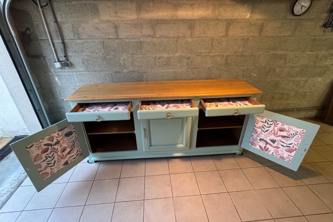 Buffet en chêne relooké vert sauge et poignées dorées