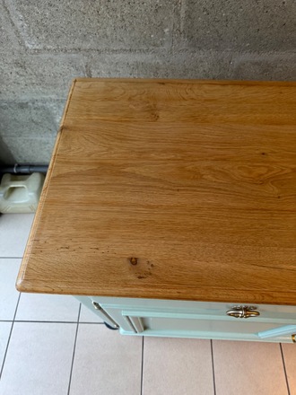 Buffet en chêne relooké vert sauge et poignées dorées