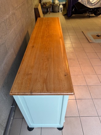 Buffet en chêne relooké vert sauge et poignées dorées
