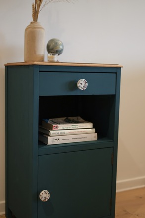 Meuble d'appoint  / Table de chevet bois et bleu pétrole