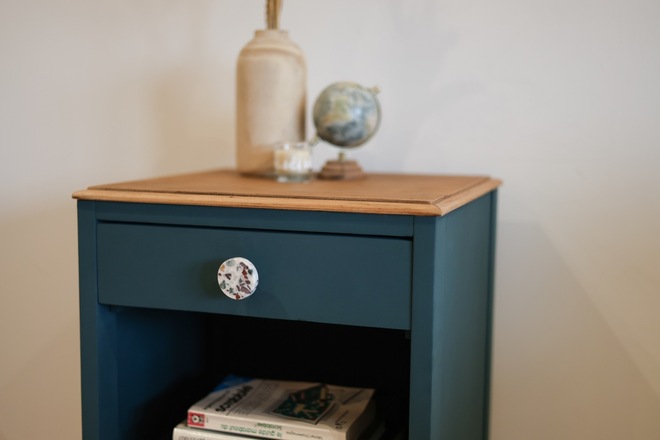 Meuble d'appoint  / Table de chevet bois et bleu pétrole