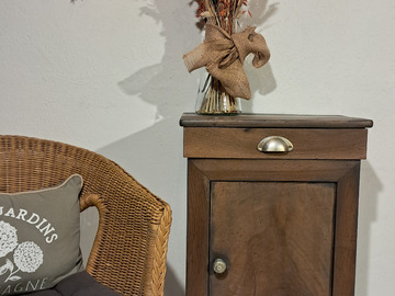 Vente avec paiement en ligne: Meuble d'appoint en noyer