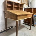 Vente avec paiement en ligne: Emile, ancien bureau/secrétaire en bois de tri postal