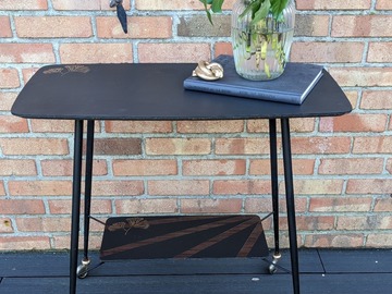 Vente avec paiement en ligne: Desserte à roulettes vintage en formica relookée 