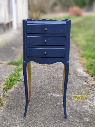 Table de chevet Louis XV "Céleste" bleu marine et feuille d'or