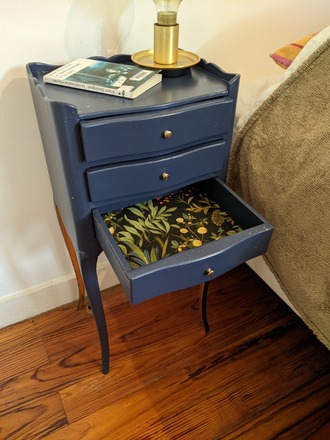 Table de chevet Louis XV "Céleste" bleu marine et feuille d'or