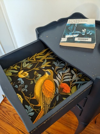 Table de chevet Louis XV "Céleste" bleu marine et feuille d'or