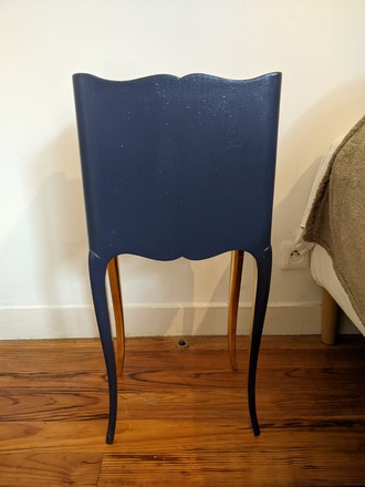 Table de chevet Louis XV "Céleste" bleu marine et feuille d'or