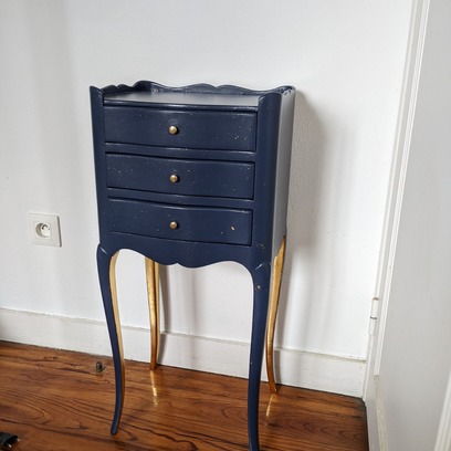 Vente avec paiement en ligne: Table de chevet Louis XV "Céleste" bleu marine et feuille d'or
