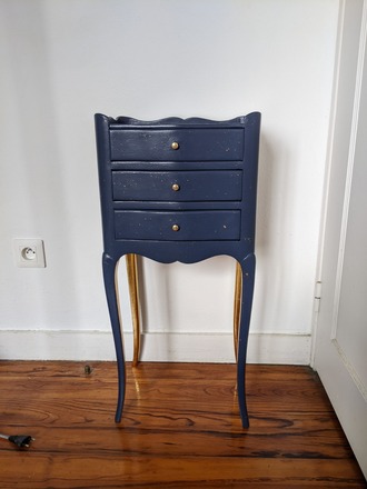 Table de chevet Louis XV "Céleste" bleu marine et feuille d'or