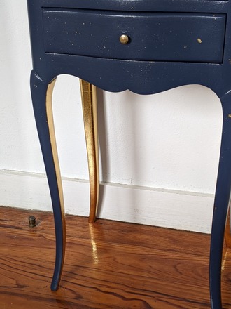 Table de chevet Louis XV "Céleste" bleu marine et feuille d'or