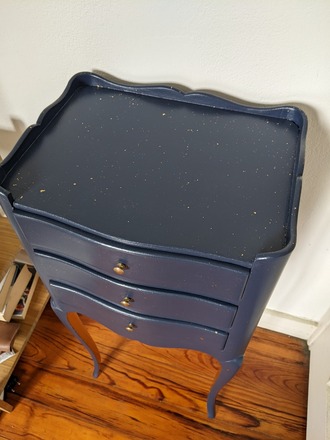 Table de chevet Louis XV "Céleste" bleu marine et feuille d'or