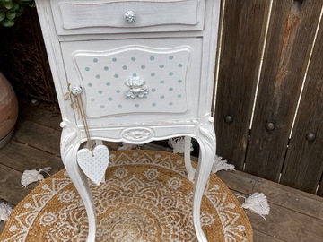 Vente avec paiement en ligne: Superbe chevet / Guéridon shabby chic blanc vieilli