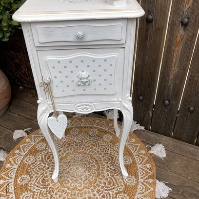Vente avec paiement en ligne: Chevet / Guéridon shabby chic blanc vieilli