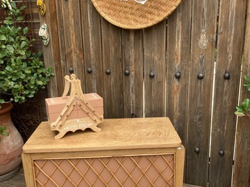 Vente avec paiement en ligne: Coffre à jouets vintage rotin, terracotta et intérieur fleurs 