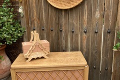 Vente avec paiement en ligne: Coffre à jouets vintage rotin, terracotta et intérieur fleurs 