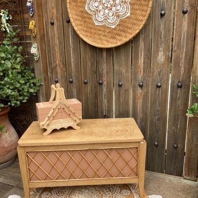 Vente avec paiement en ligne: Coffre à jouets vintage rotin, terracotta et intérieur fleurs 