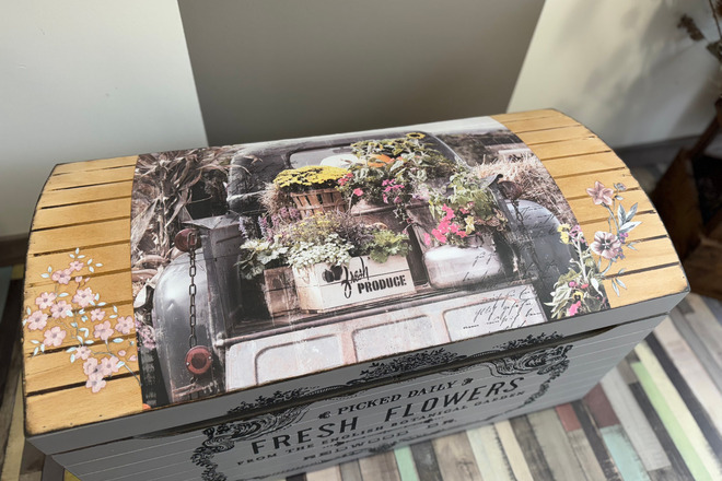 Coffre en bois relooké avec transfert "fresh flowers"