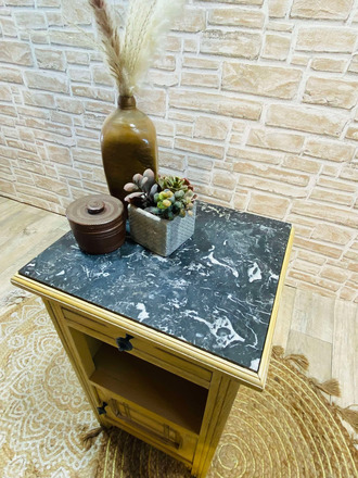 Table de chevet jaune avec plaque de marbre 