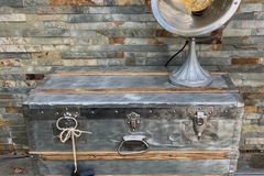 Vente avec paiement en ligne: Rare coffre ZINC sur pieds style  table ou guéridon industriel 