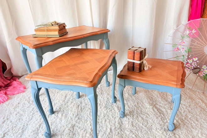 Table gigogne bois et bleu pétrole