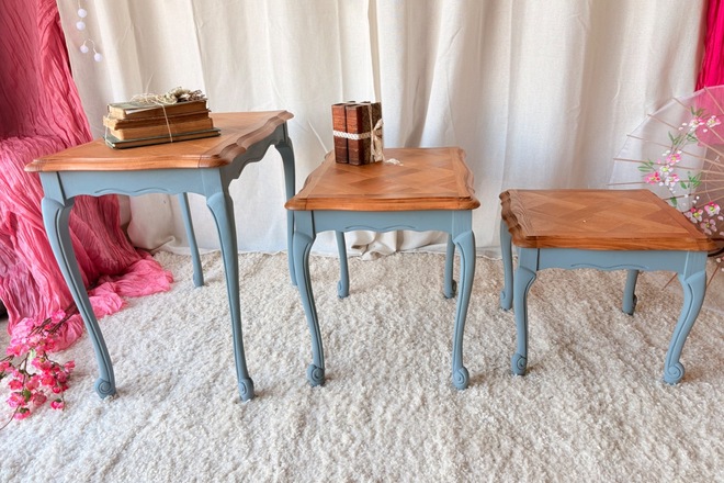 Table gigogne bois et bleu pétrole
