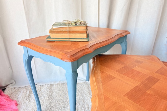 Table gigogne bois et bleu pétrole