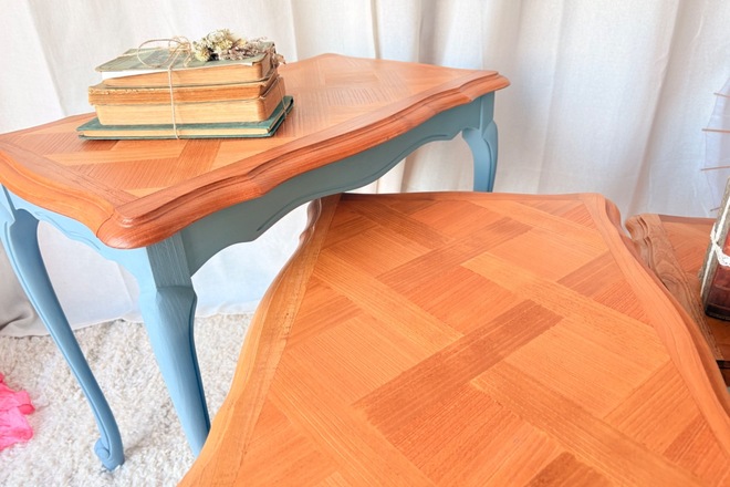 Table gigogne bois et bleu pétrole