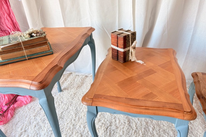 Table gigogne bois et bleu pétrole