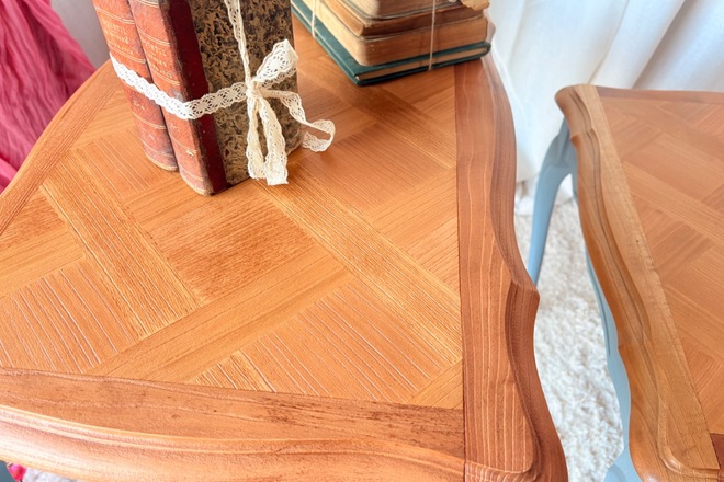 Table gigogne bois et bleu pétrole