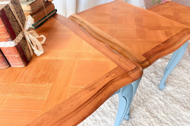 Table gigogne bois et bleu pétrole