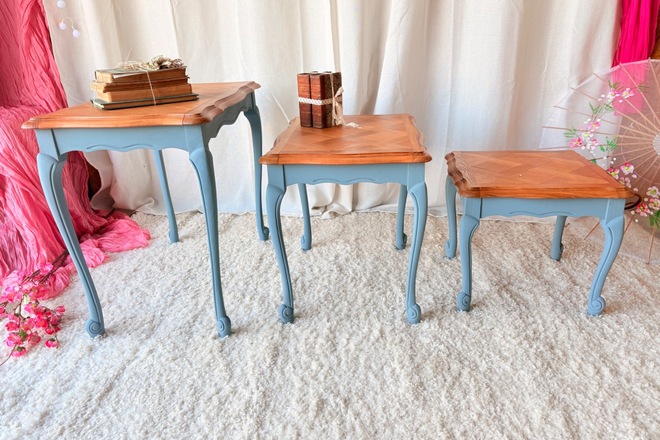 Table gigogne bois et bleu pétrole