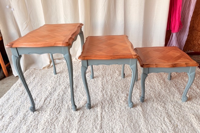 Table gigogne bois et bleu pétrole
