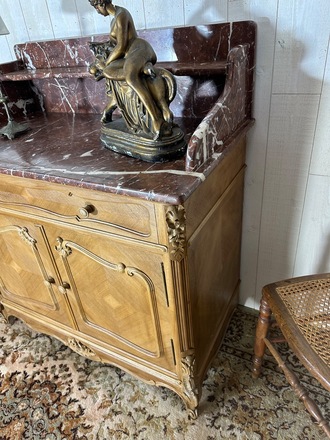 Meuble de toilette, marbre rouge