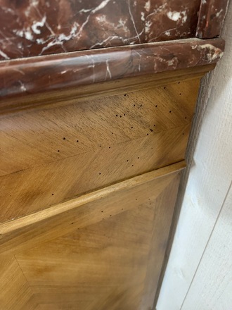 Meuble de toilette, marbre rouge