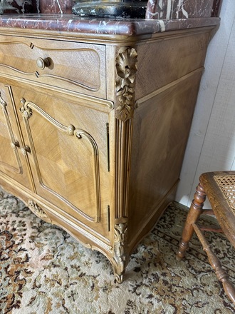 Meuble de toilette, marbre rouge
