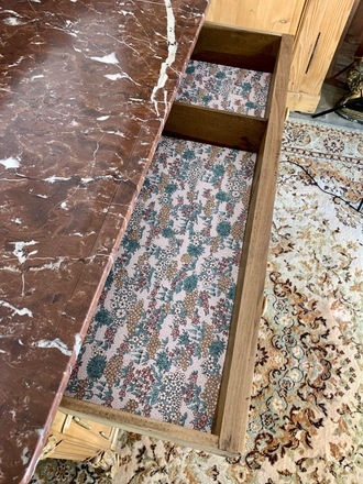 Meuble de toilette, marbre rouge