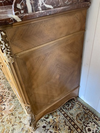 Meuble de toilette, marbre rouge