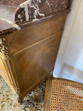 Meuble de toilette, marbre rouge