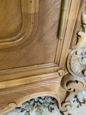 Meuble de toilette, marbre rouge