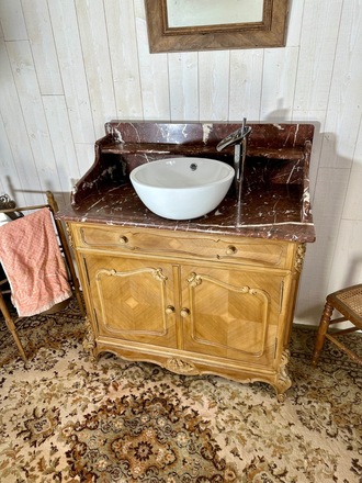 Meuble de toilette, marbre rouge