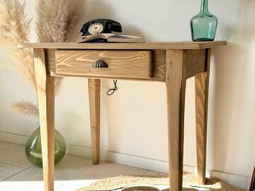 Vente avec paiement en ligne: Léonie. Table d'appoint ou bureau en bois brut