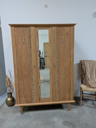 Armoire ancienne avec miroir central 