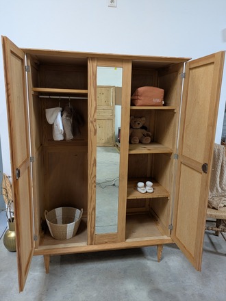 Armoire ancienne avec miroir central 