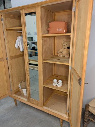 Armoire ancienne avec miroir central 