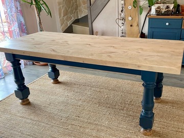 Vente avec paiement en ligne: Table en bois massif de hêtre pieds bleus nuit mat